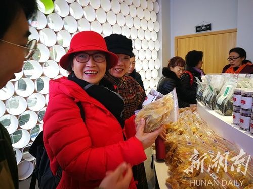 (游客在桂东县电子商务公共服务中心对农特产品来源,销售进行咨询)